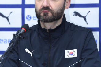 [화보] 한국여자배구대표팀 세자르 감독 신년 기자회견 화보