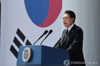“기억·예우” 강조한 尹…천안함 생존 장병들에 국가유공자 증서 수여 |  연합뉴스