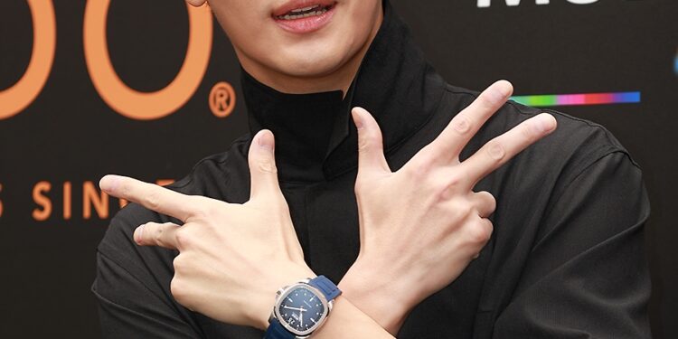 김수현, 시계 모델의 정석…누구보다 포즈에 진심인 편 [포토]-pickcon